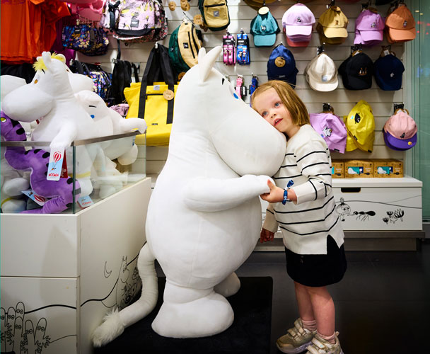 Flicka håller om en mumin på kryssningsfartyg