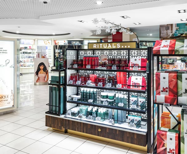 Kylie Jenner och andra varumärken i kosmetikbutik