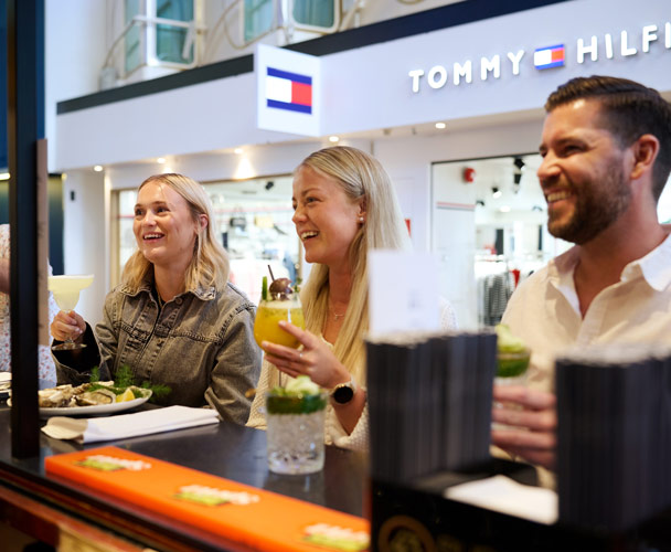 Kompisar sitter Promenade Bar och äter ostron
