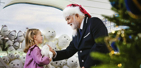Henkilökunta ojentaa tytölle pehmolelua