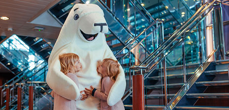 Kaksi tyttöä halaa laivalla Harri Hyljettä