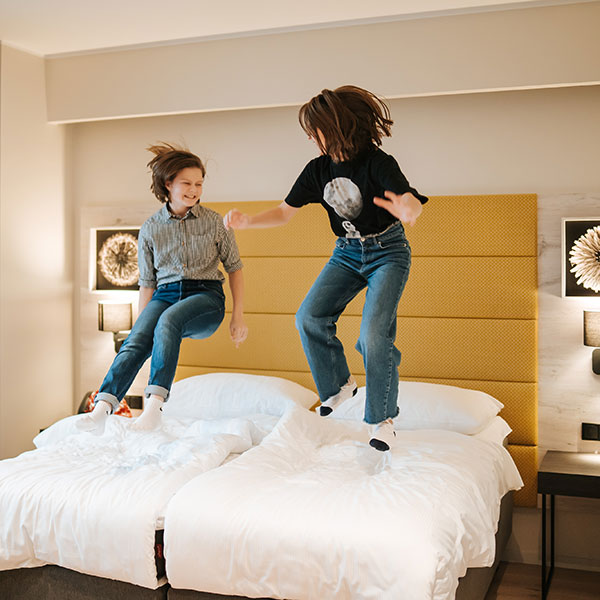Barn hoppar i säng på Tallink Hotel City, foto: Silver Raidla