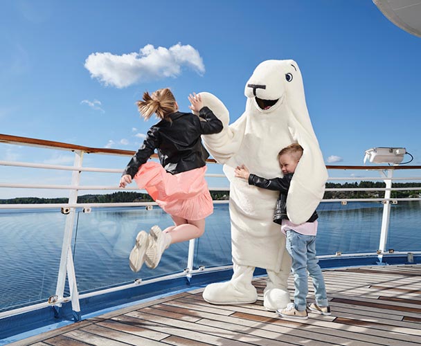 Barn leker med Sälen Harry