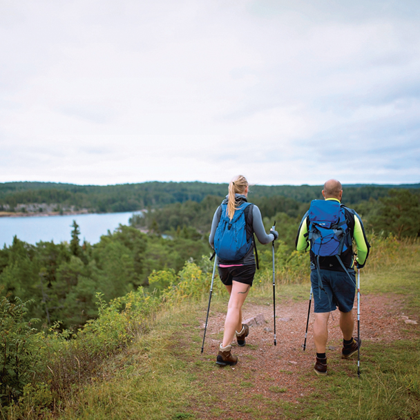 Par vandrar i naturen på Åland